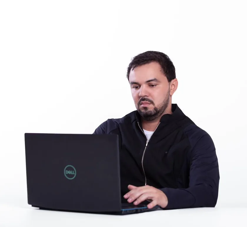 Dr. Firminio Humberto em atendimento pelo notebook